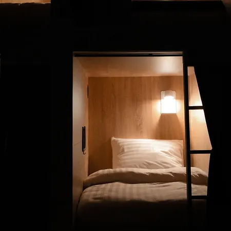 Capsulehotel De Lola Podshotel *