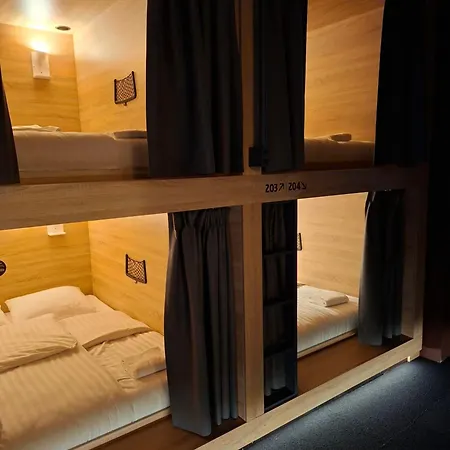 Capsulehotel De Lola Podshotel *