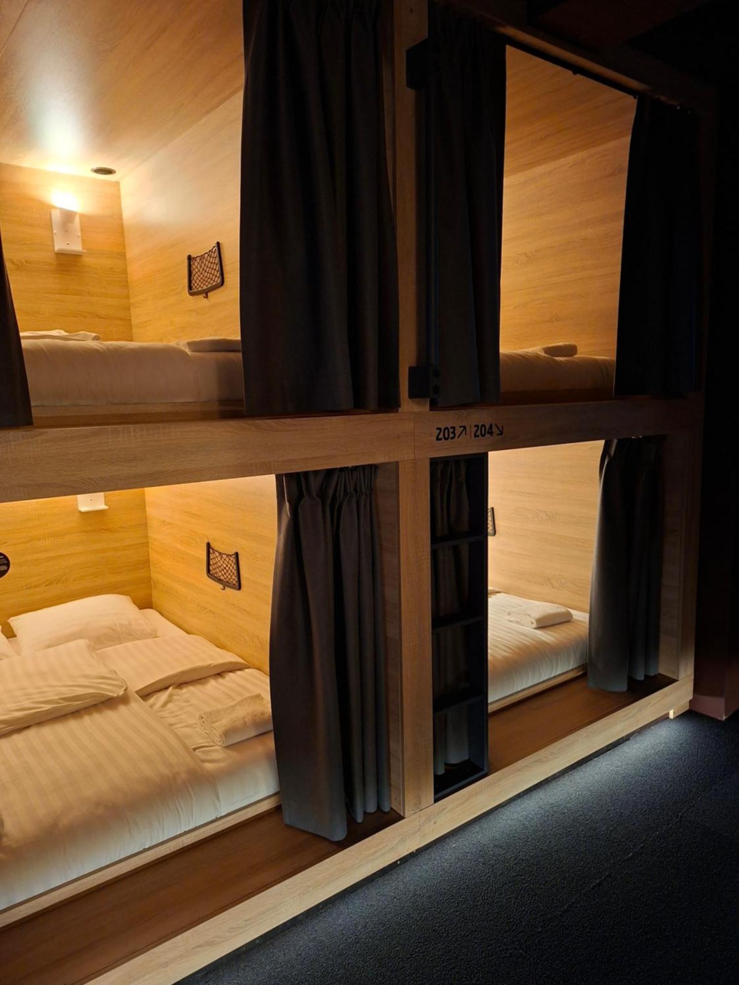 Capsulehotel De Lola Podshotel *